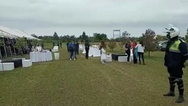 Daha bir məmur pandemiya zamanı qızının ad gününə 400 nəfər çağırdı – VİDEO