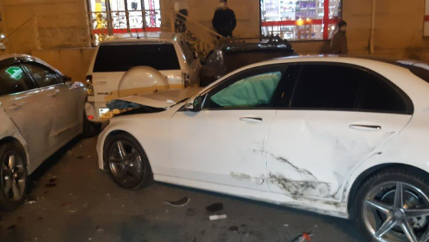 Bakıda zəncirvari QƏZA - 7 avtomobil toqquşdu, yaralılar VAR - FOTO