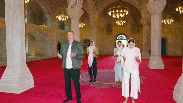 Prezident və ailəsi Yuxarı Gövhərağa məscidində olub - VİDEO