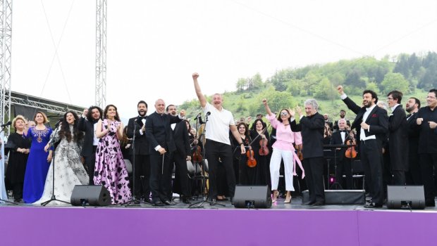 “Xarıbülbül” festivalı Prezidentin MÖHTƏŞƏM ŞÜARI ilə YEKUNLAŞDI - FOTO/VİDEO    