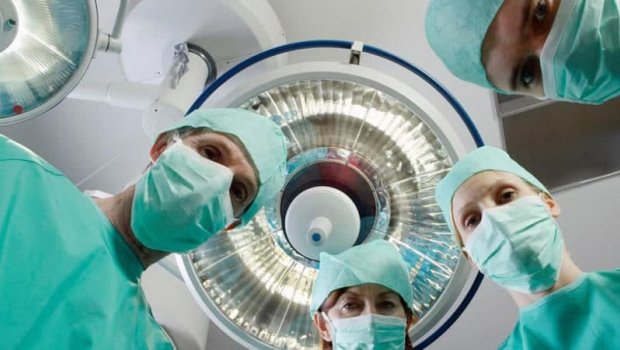 Həkim əməliyyat zamanı xəstəni zorladı