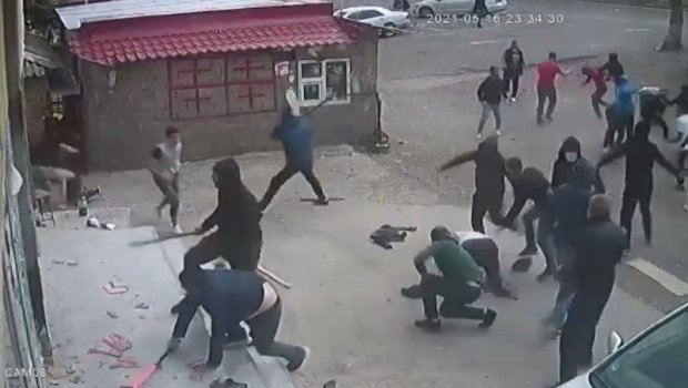 Gürcüstanda azərbaycanlıların mağazasına kütləvi hücum - VİDEO