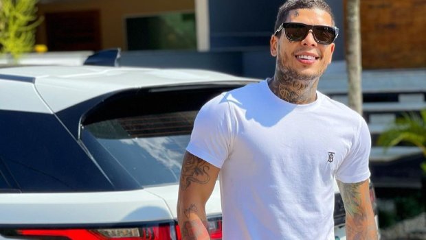 Xəyanət üstündə tutulan müğənni özünü eyvandan atdı - FOTO