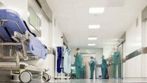 Sevgilisini qətlə yetirib, özünü güllələyən polis öldü