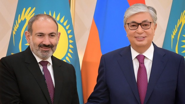 Paşinyan yenə özünü biabır etdi - Qazaxıstan prezidentinin atasının adını unutdu - VİDEO