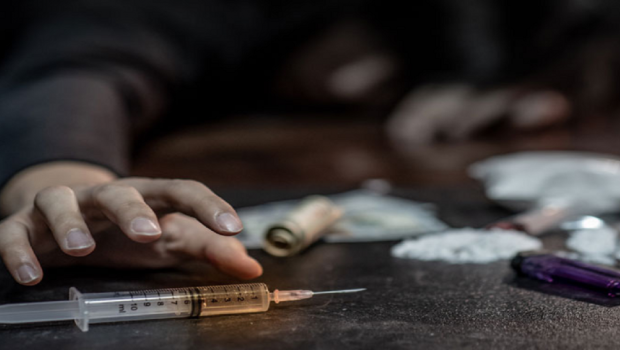 Narkomanlığın ilkin əlamətləri – O virusdur, peyvəndi yoxdur! 