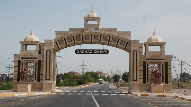 Xaçmaz parkında qadın sevgilisi tərəfindən döyüldü - FOTO