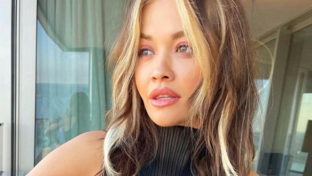 Müğənni Rita Ora 3 nəfərlə öpüşərkən yaxalandı – FOTO
