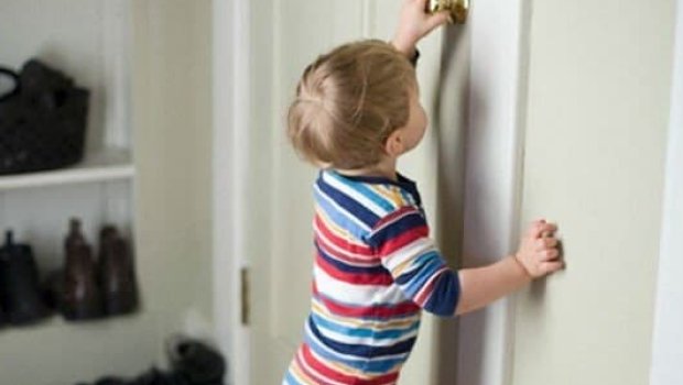 Evdə tək qalan körpə uşaq belə xilas edildi - VİDEO