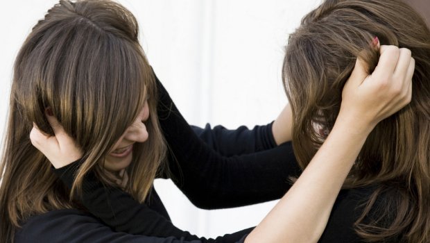 Bakıda qızlar oğlana görə saçyolduya çıxdılar - ŞOK VİDEO