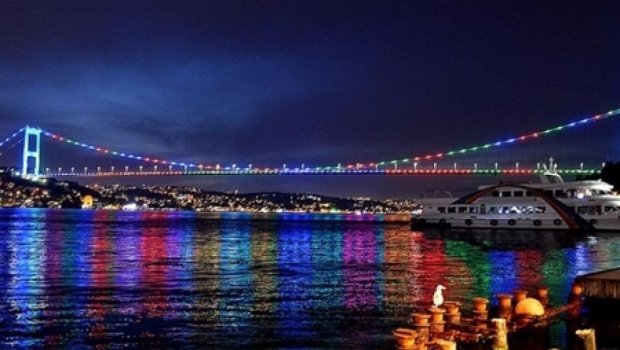 İstanbul körpüləri bayrağımızın rəngləri ilə işıqlandırılır
