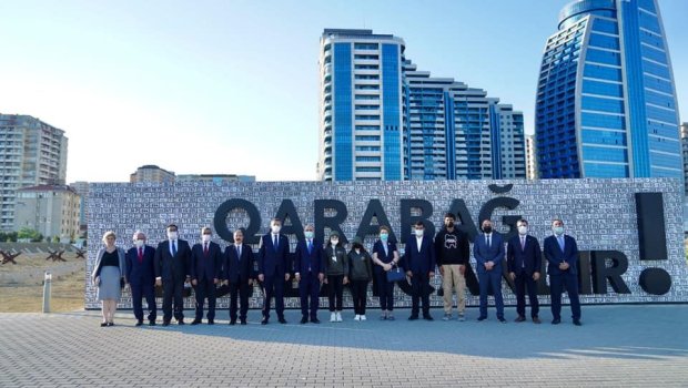 Türkiyəli nazir Bakıda Hərbi Qənimətlər Parkında - FOTOLAR