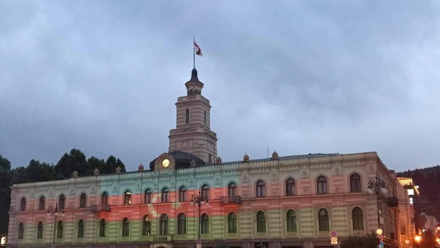 Tbilisi teleqülləsi Azərbaycan bayrağının rəngləri ilə işıqlandırıldı - FOTO