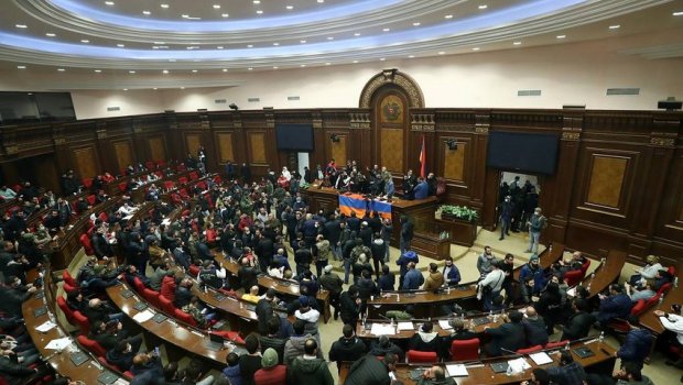 Paşinyan parlament seçkiləri ərəfəsində rəqiblərinə DEBAT elan etdi