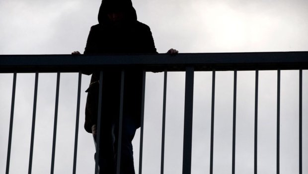 Bakıda gənc qız özünü eyvandan atmaq istədi - ANBAAN VİDEO