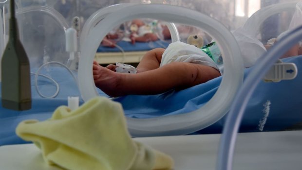 5 aylıq uşaq ehtiyatsızlıqdan yandı