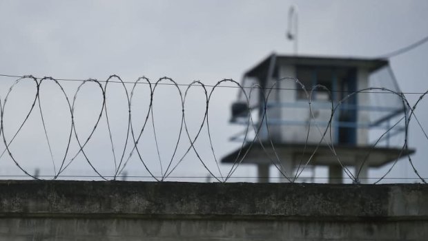 Məhkumun bacısı həbsxanaya qadağan edilən əşya keçirmək istədi - FOTO