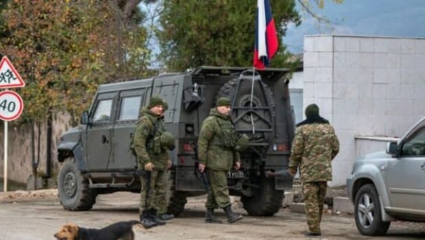 Separatçılar Qarabağda ruslara hücum etdi – Sülhməramlıların avtomobili yoldan çıxarıldı 