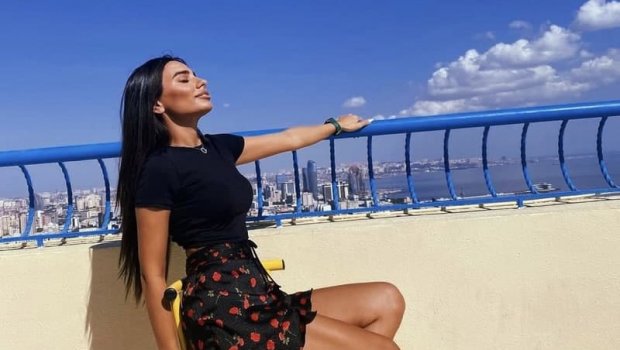 Gənc aktrisanın geyimi diqqət çəkdi - FOTO