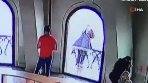 Gənc qız hamının gözü qarşısında özünü qüllədən yerə atdı - İntiharın ANBAAN VİDEOSU