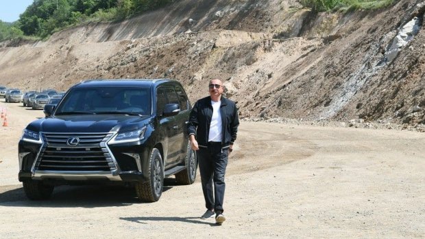 İlham Əliyev Zəfər yolu üzərində körpünün inşası ilə tanış oldu - VİDEO - YENİLƏNDİ
