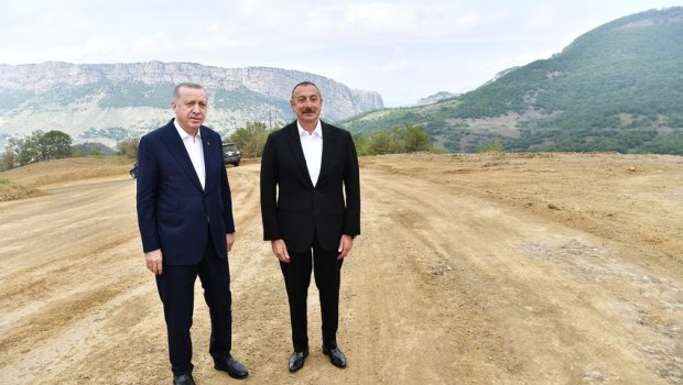 İlham Əliyevlə Ərdoğan Natəvan, Bülbül və Üzeyirin heykəllərini ziyarət edib - VİDEO