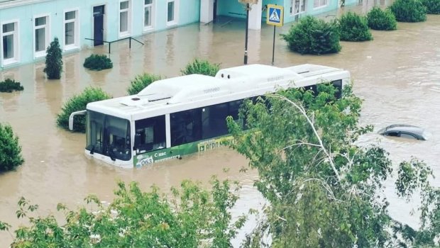 Kerç suyun altında qaldı – Krım rəhbəri şəhərə qayıqla gəldi – VİDEO-FOTO 