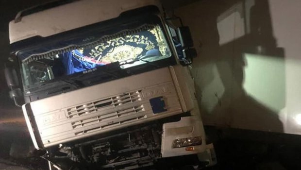 Şərurda yük maşını evin divarına çırpıldı - Ölənlər var