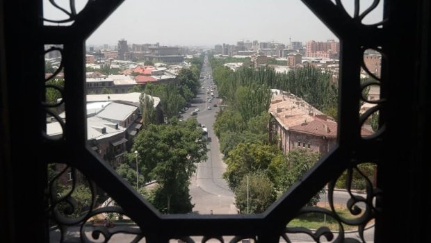 Ermənistanda seçkilər: Fırtınadan öncəki “sükut günü”