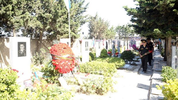 MN əməkdaşları Mübariz İbrahimovun məzarını ziyarət etdi - FOTO