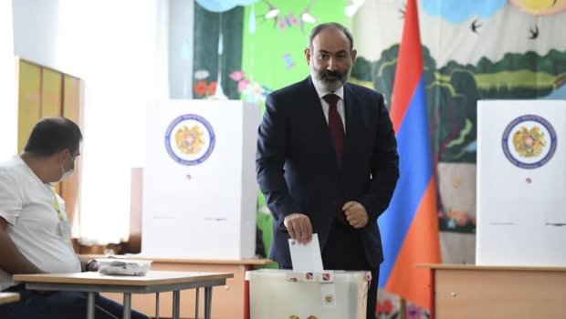 Paşinyan parlament seçkilərində səs verdi - Həyat yoldaşı və övladları da yanında idi – FOTO