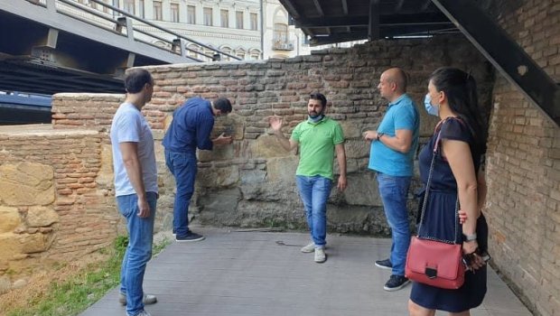 Tbilisidə abidənin üzərindəki ərəb yazısı gizlədilib - FOTO 