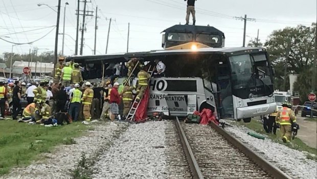 Yük qatarı ilə sərnişin avtobusu toqquşdu - Ölənlər var 