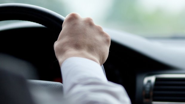 Bakıda sürücünü beşbarmaqla hədələyərək pulunu aldılar