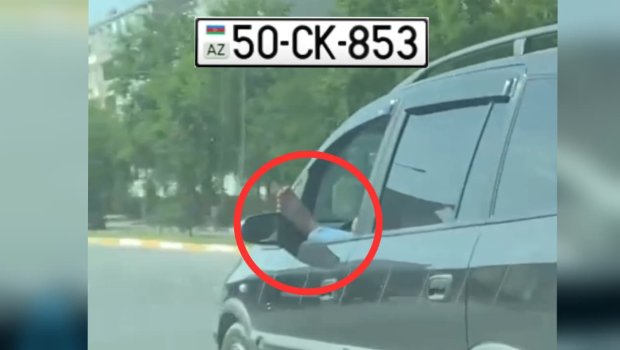 Ayağını bayıra çıxaran sürücü və sərnişin kameraya düşdü - VİDEO 