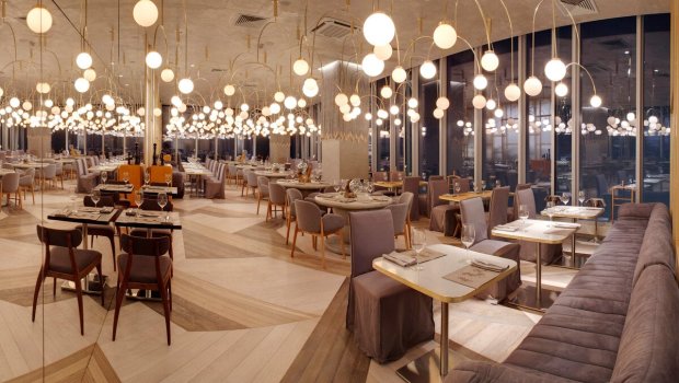 Şəmkirdə restoran sahibi polisə yumruq atdı