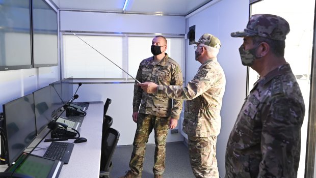 İlham Əliyev S-300 PMU-2 “Favorit” Zenit Raket Komplekslərinin start mövqeyinə baş çəkib - FOTO