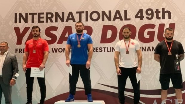 Güləşçimiz İstanbulda beynəlxalq turnirin qalibi oldu - FOTO