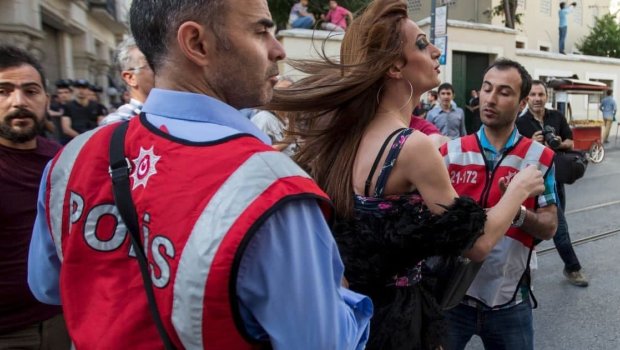 Polis İstanbulda geylərin paradını dağıtdı - FOTO
