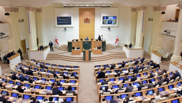 Gürcüstanda gözlənilməz hadisə - Parlamentdə Rusiya himni səsləndirildi 