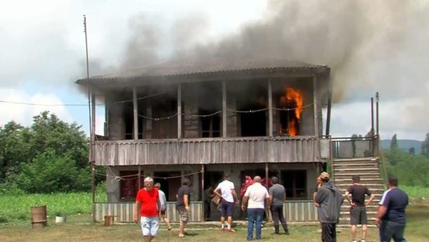 8 yaşlı qıza təcavüz edən ata və oğulun evi yandırıldı