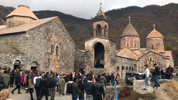 Qarabağ kilsələrində ERMƏNİ ŞOUSU – Fikrət Sadıxovdan qriqoryanların siyasi PƏRDƏARXASI