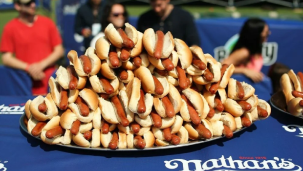 10 dəqiqədə 76 hot-doq yedi - FOTO
