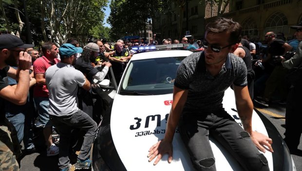 Tiflisdəki mitinqlərdə 100 nəfər tutuldu – LGBT QALMAQALI 