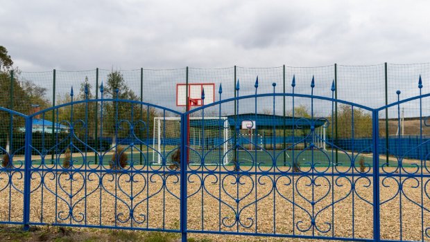 Məktəb stadionunu kim SATIB? - Bələdiyyə sədri TAPILMIR - FOTO