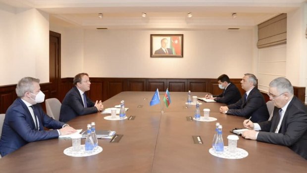 Avropa İttifaqının komissarı Samir Nuriyev və Hikmət Hacıyevlə görüşdü - FOTO