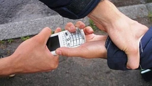 Bakıda azyaşlının əlindən telefonu oğurlayıb qaçdı - Hadisənin ANBAAN VİDEOSU 