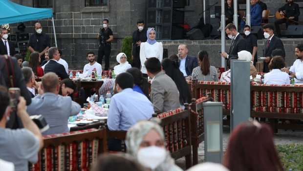 Ərdoğan “Gönül dağı” türküsünü ifa etdi - VİDEO