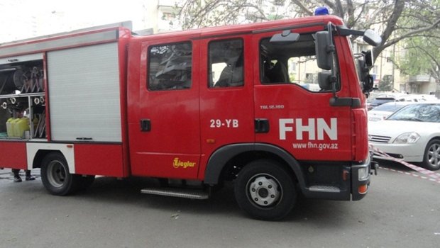 Bakıda üçmərtəbəli evdə yanğın oldu