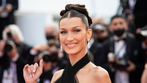 Bella Hadid Kann festivalına geyimi ilə səs saldı - Sinəsində parça yox idi - FOTO
